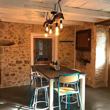 Du Des Remparts 度假居 Brigueuil